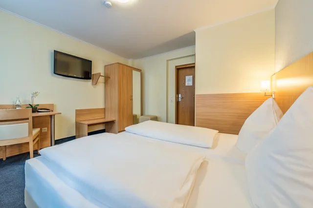 Standard, Double Bed, Windsor Hotel 2/7