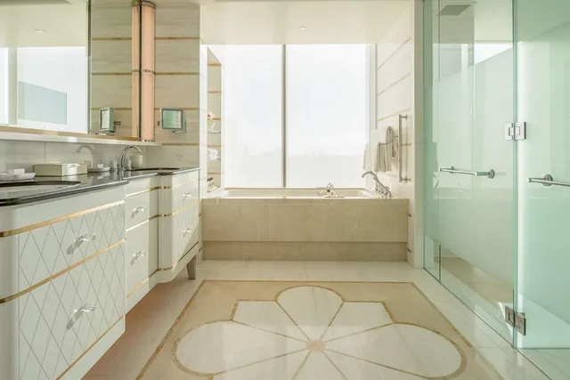 جناح جونيور بسريرين كوين بشرفة، Waldorf Astoria Beverly Hills 1/1