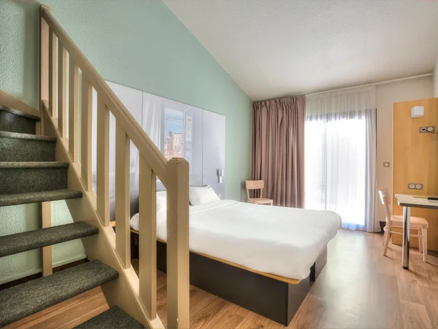 غرفة رباعية بسرير كوين، B&B Hotel Villeneuve Loubet Village 1/1