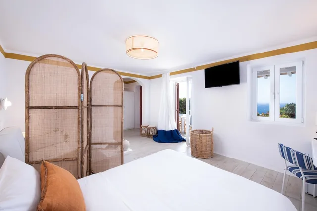 جناح بسرير مزدوج بإطلالة جزئية على البحر مع أريكة، Hotel Tagoo 3/3