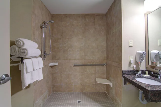 Suite, Accessible, Best Western Plus Bowmanville 3/3