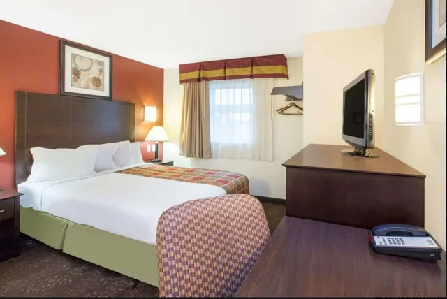 غرفة قياسية بسرير مزدوج، Travelodge by Wyndham Romulus Detroit Airport 1/1