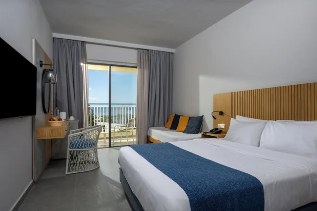 غرفة بسريرين منفصلين بإطلالة على البحر مع أريكة، Mare Village Ierapetra 3/10