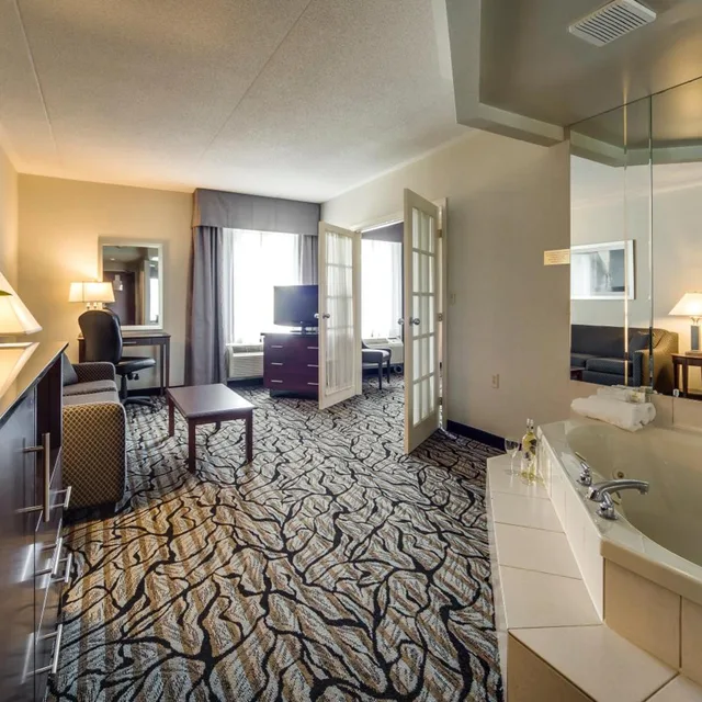 جناح ديلوكس بسرير كينج بمنطقة جلوس بحوض جاكوزي، Monte Carlo Inn Oakville Suites 7/7