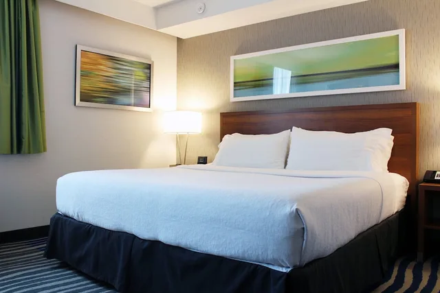 جناح بسرير كينج وسريرين كوين بمنطقة جلوس، Birchwood Inn, BW Premier Collection 2/4