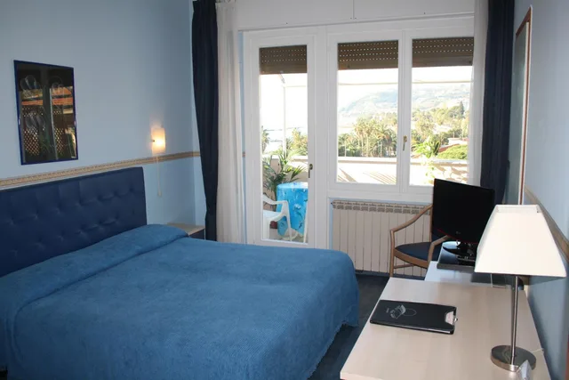 غرفة بسرير مزدوج أو سريرين منفصلين بإطلالة على البحر بشرفة، Hotel Sole Mare 8/10