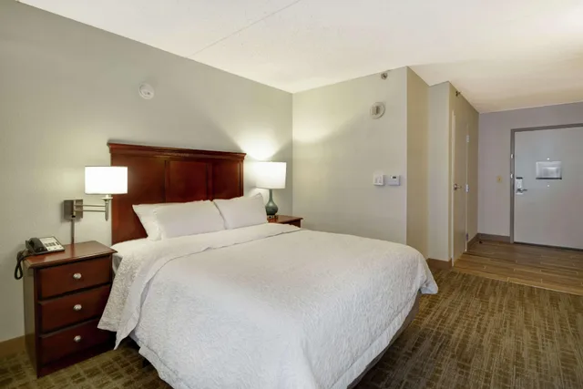 غرفة بسرير كوين، Hampton Inn Detroit/Madison Heights/South Troy 2/3