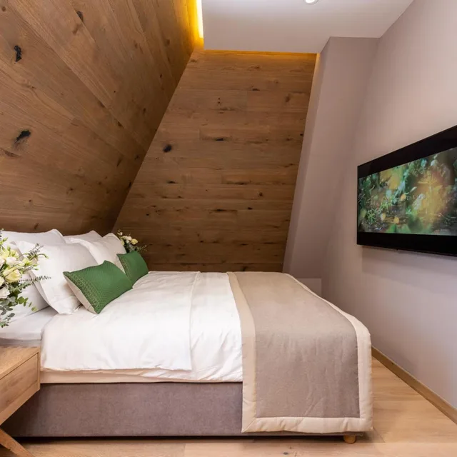 جناح ملكي بشرفة، Hostel Feri 1/5