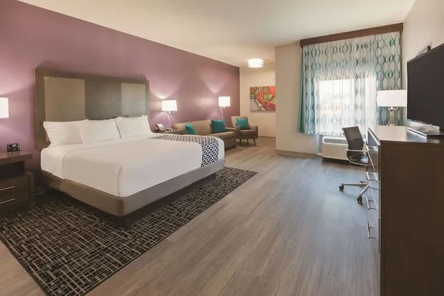 غرفة ديلوكس بسرير كينج مع أريكة، La Quinta Inn & Suites By Wyndham Terre Haute 1/6