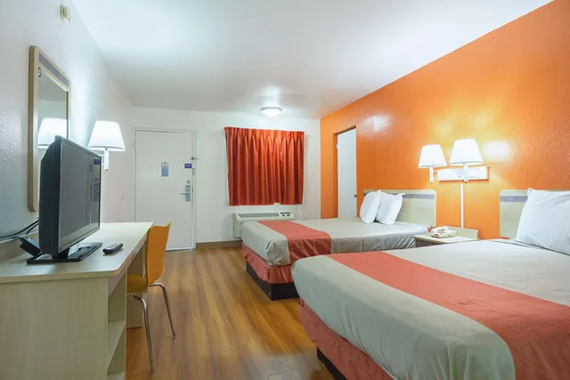 2 Full Beds -Mobility Accessible Tub Smk, Motel6 Gainesville, GA 2/4