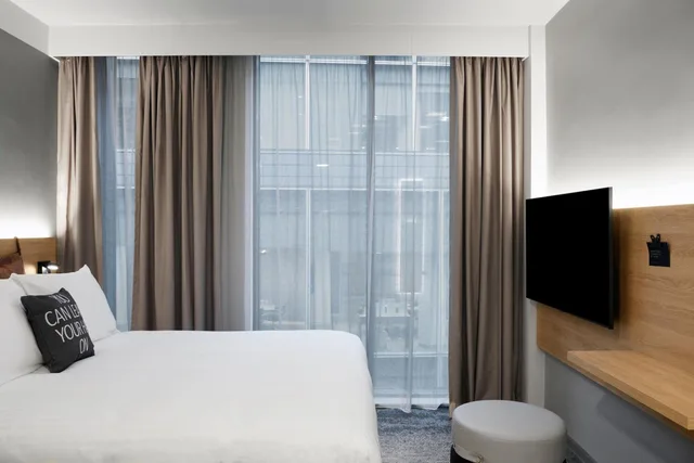 Moxy Sleeper, Guest Room, King Bed، Moxy Manchester City 6/7