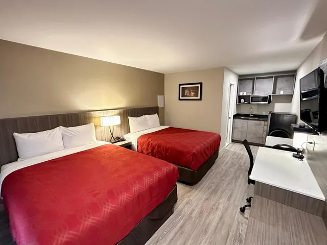 غرفة بسريرين كوين، Econo Lodge Inn & Suites Pincher Creek 2/4
