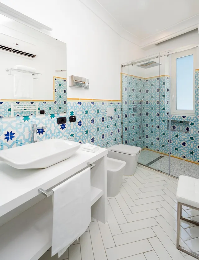 جناح بسرير كينج وسرير فردي بإطلالة على البحر بشرفة، Le Agavi Hotel 10/10