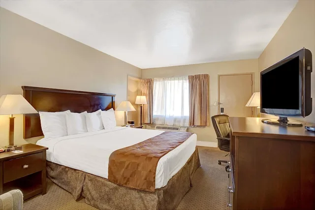 Standard, Queen Bed, Travelodge by Wyndham Everett City Center 5/7
