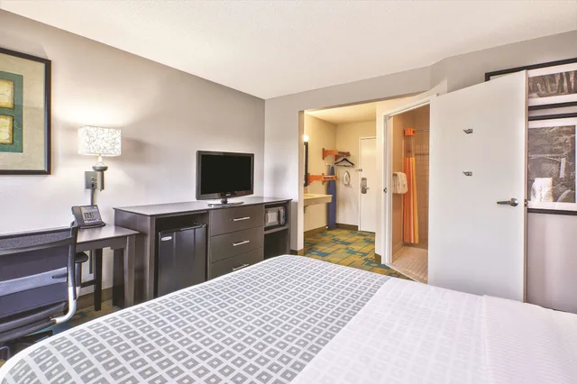 غرفة بسرير مزدوج لذوي الإعاقة، La Quinta Inn Toledo Perrysburg 2/3