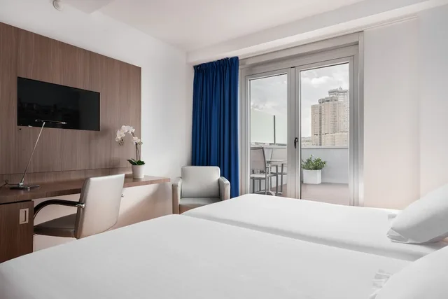 غرفة بسريرين منفصلين بإطلالة على البحر بشرفة، Eurostars Blue Coruna 4/10