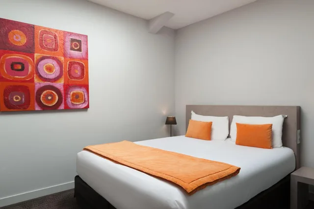 غرفة بسرير كوين بإطلالة على الحديقة، Hotel The Originals Niort La Grange 1/1