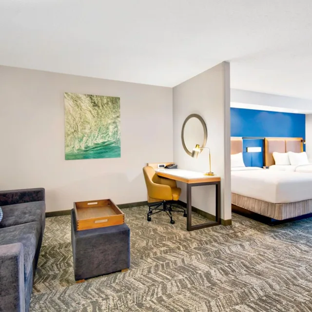 جناح بسريرين كوين مع سرير سحّاب إضافي مع أريكة لذوي الإعاقة، Springhill Suites By Marriott Erie 3/6