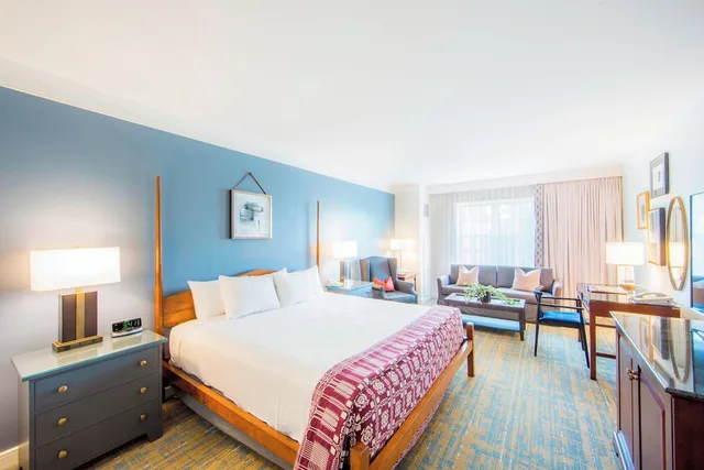 غرفة ديلوكس بسرير كينج، Williamsburg Lodge 2/6