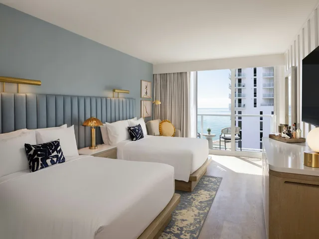 غرفة بسريرين كوين بإطلالة على البحر بشرفة، The Sunny Miami Sunny Isles Beach, Curio Collection by Hilton 2/4