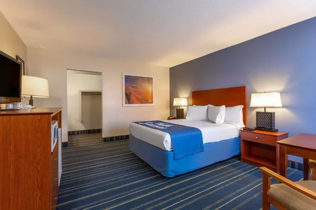 غرفة بسرير كينج، Days Inn By Wyndham Breezewood 1/4