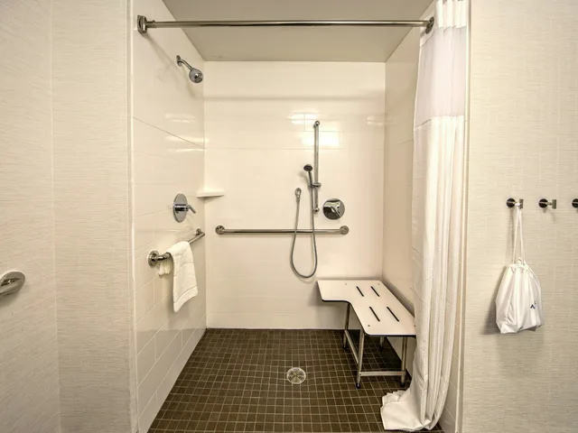 Room, King Bed, Accessible, Hampton Inn And Suites Memphis Germantown 5/5
