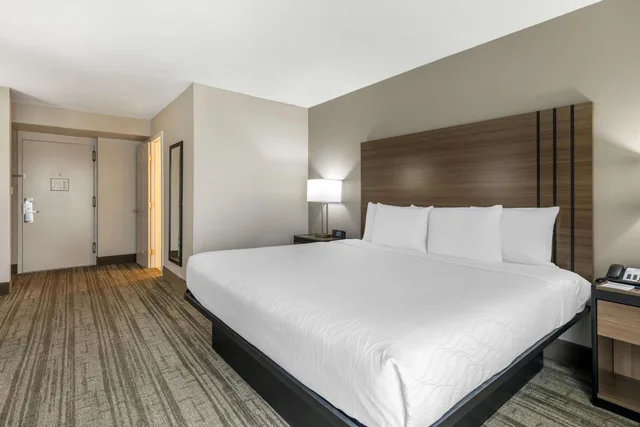 غرفة بسرير كينج مع أريكة لذوي الإعاقة، Best Western Plus Laurel 2/4