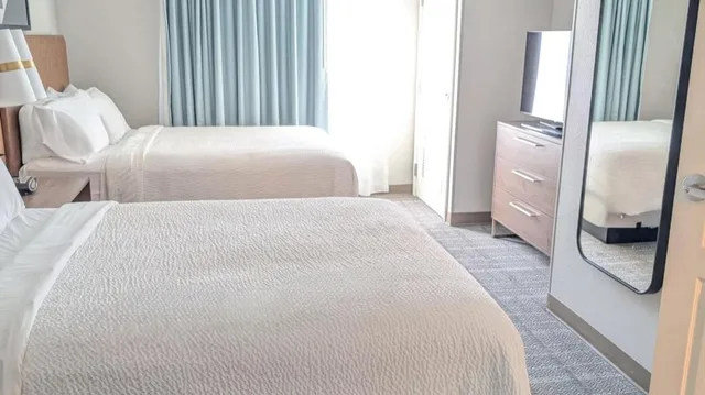 جناح بسرير كينج وسريرين كوين بغرفتي نوم، Staybridge Suites Bismarck 4/8
