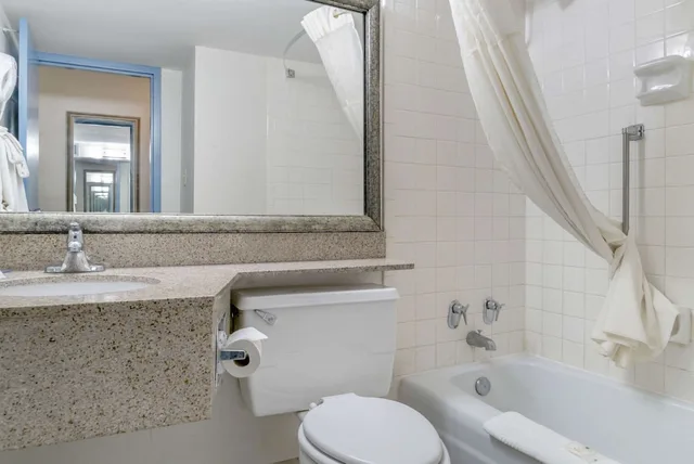 غرفة بزنس بسرير كينج، Quality Inn & Suites Livonia - Detroit 2/3