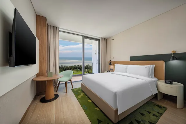 غرفة بريميوم بسرير كينج، Holiday Inn Beihai Silver Beach by IHG 1/6