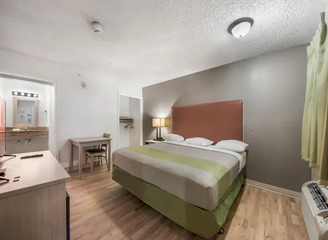 غرفة بسرير كينج بمطبخ، Motel6 Corpus Christi, TX - North 4/9