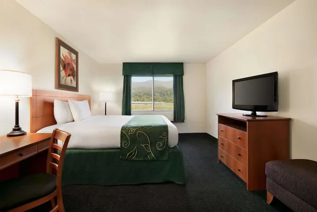 Room, Queen Bed, Travelodge By Wyndham Low Moor Near Covington 2/3