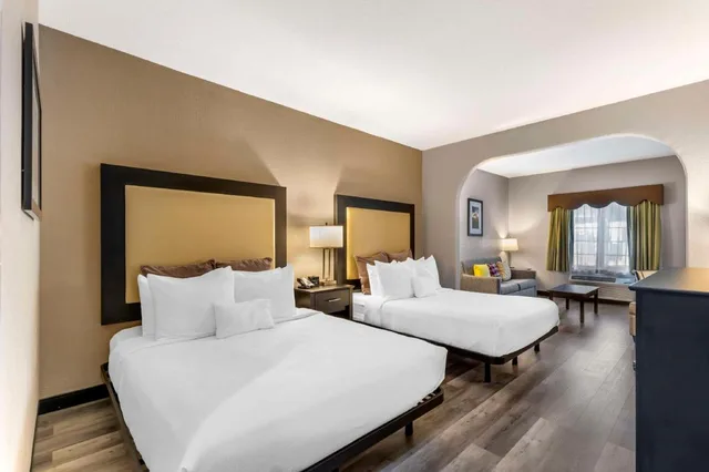 جناح بسريرين كوين مع أريكة بحوض استحمام لذوي الإعاقة، Best Western Plus Des Moines West Inn & Suites 1/2