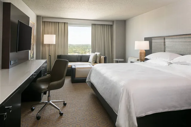 Club, King Bed, SHERATON OVERLAND PARK HOTEL AT THE CONVENTION CENTER 3/9