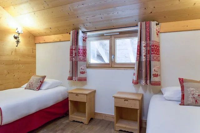 غرفة رباعية بسرير كينج وسريرين منفصلين، Chalet-Hotel Le Beausoleil, The Originals Relais (Hotels-Chalets de Tradition) 2/4