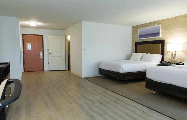 غرفة قياسية بسريرين كوين لذوي الإعاقة، Holiday Inn Hotel Suites Bloomington Airport 2/6