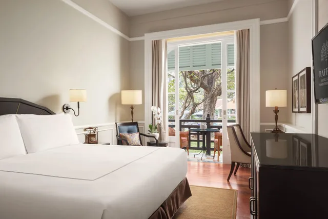 غرفة بسرير مزدوج بإطلالة على المسبح، Raffles Hotel Le Royal 1/3