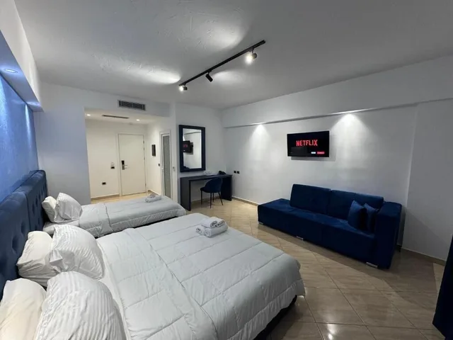 غرفة سوبيريور رباعية بسرير كوين وسرير فردي بإطلالة على البحر بشرفة مع أريكة، Blue Sky Hotel 1/10