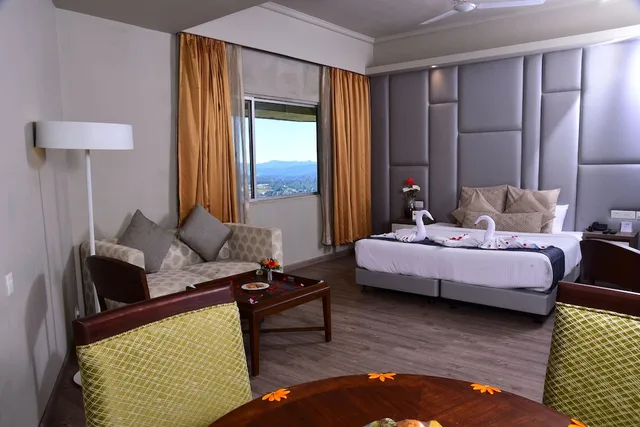 جناح ديلوكس بسرير مزدوج، Sinclairs Retreat Ooty 2/6