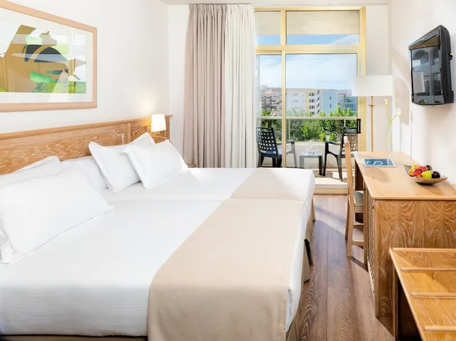 Room, 3 Beds, H10 Salou Princess 1/8