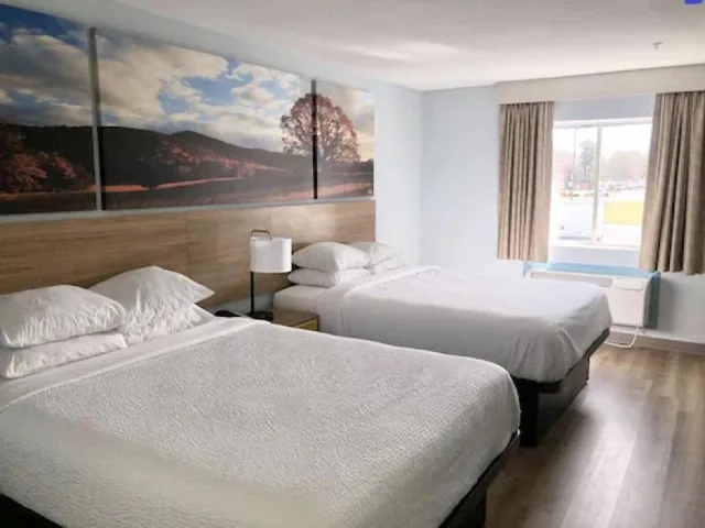 Deluxe, 2 Queen Beds, Days Inn & Suites by Wyndham Siler City 2/7