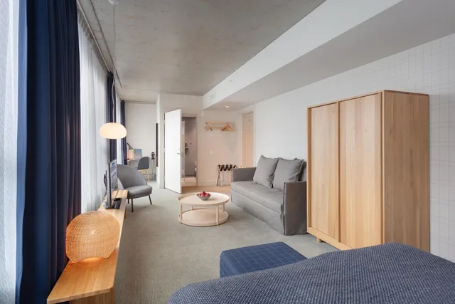 جناح جونيور بسرير كوين مع أريكة، ZANDER K HOTEL 2/5