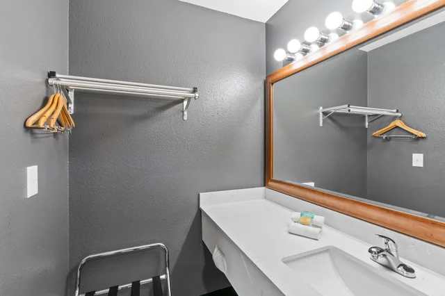غرفة بسرير كينج، Basecamp Puyallup a Travelodge by Wyndham 10/10
