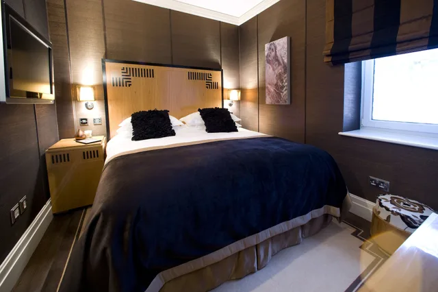 Compact, King Bed، Karma Sanctum Soho London 7/10