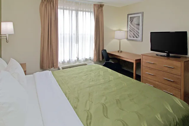 غرفة بسرير كينج لذوي الإعاقة، Quality Suites Lake Wright Norfolk Airport 3/4