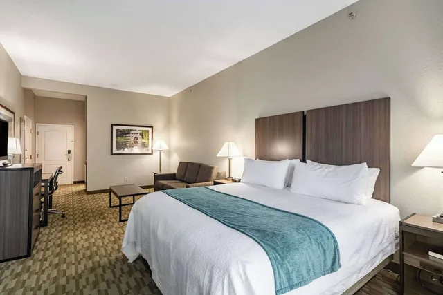غرفة قياسية بسرير كينج مع أريكة، Riverview Inn & Suites, Ascend Hotel Collection 1/4