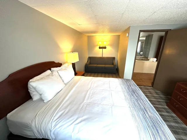 جناح عائلي بغرفتي نوم بحوض جاكوزي، AmericInn & Suites By Wyndham Baraboo Event Center 4/10