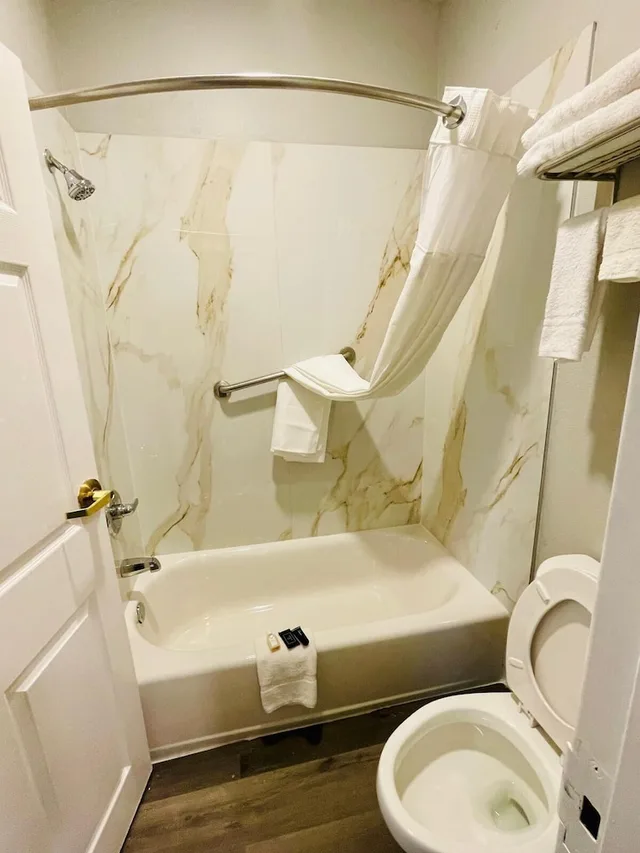 غرفة بسرير كينج بمطبخ صغير، Americas Best Value Inn La Porte 3/3
