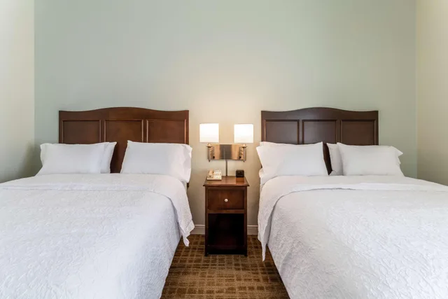 غرفة بسريرين مزدوجين، Hampton Inn Boston/Peabody 1/3
