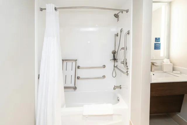 غرفة بسرير كينج لذوي الإعاقة، HILTON GARDEN INN FAIRFAX 2/5